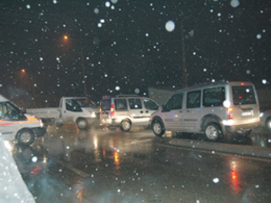 Van'da Kar Yağışı Trafiği Birbirine Kattı 