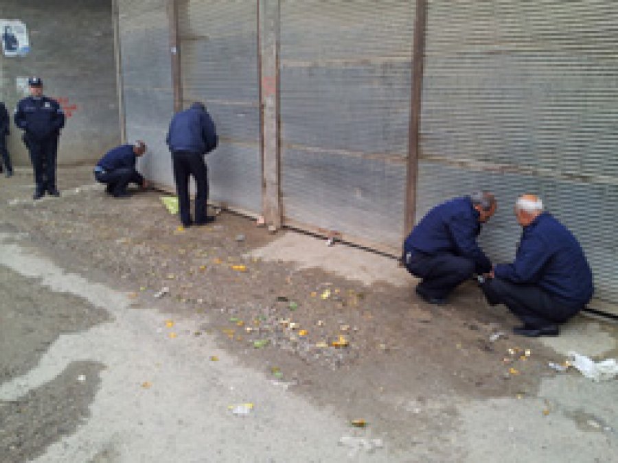Belediye'den Zahirecilerin İşyerine Kilit