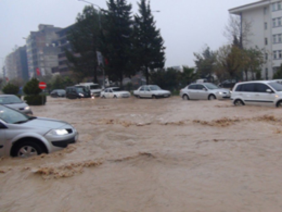 Adıyaman'da Yağan Yağmur Sele Dönüştü 