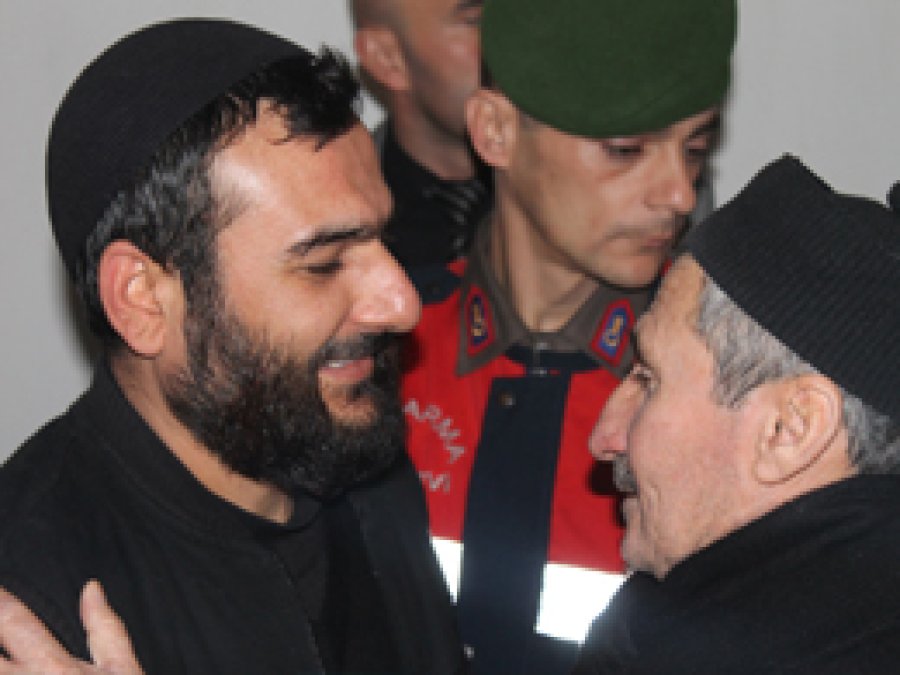 Annesinin Taziyesine Elleri Kelepçeli Getirildi