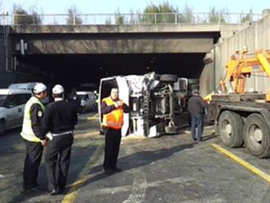 Çevik Kuvvet Aracı Devrildi: 9 Yaralı 