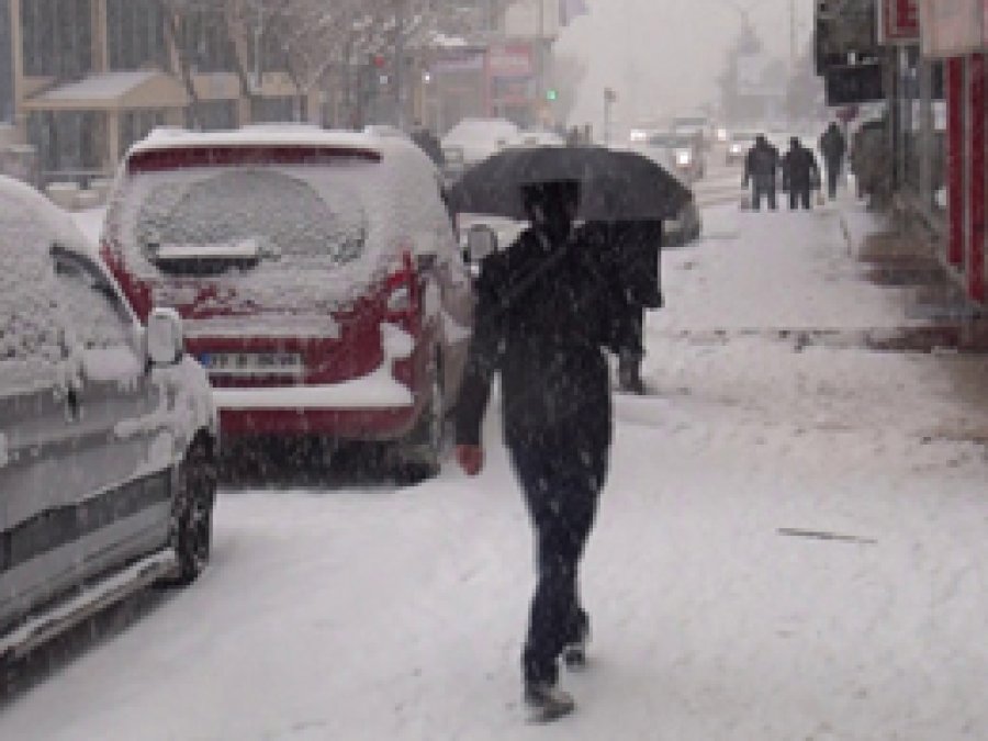 Van'da Yoğun Kar Yağışı Hayatı Olumsuz Etkiliyor