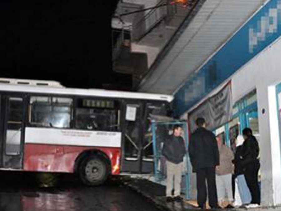 Otobüs Markete Girdi