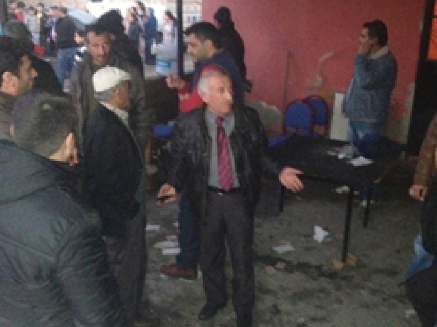 Sürücü Kahvehaneye Daldı; 5 Yaralı