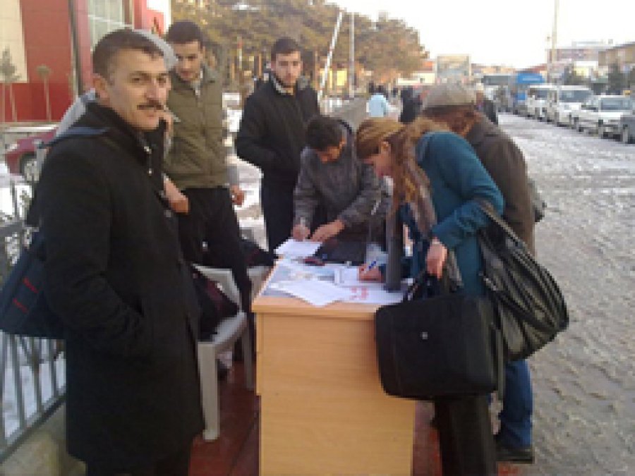 Erciş'te Başörtüsüne Özgürlük için İmza Standı
