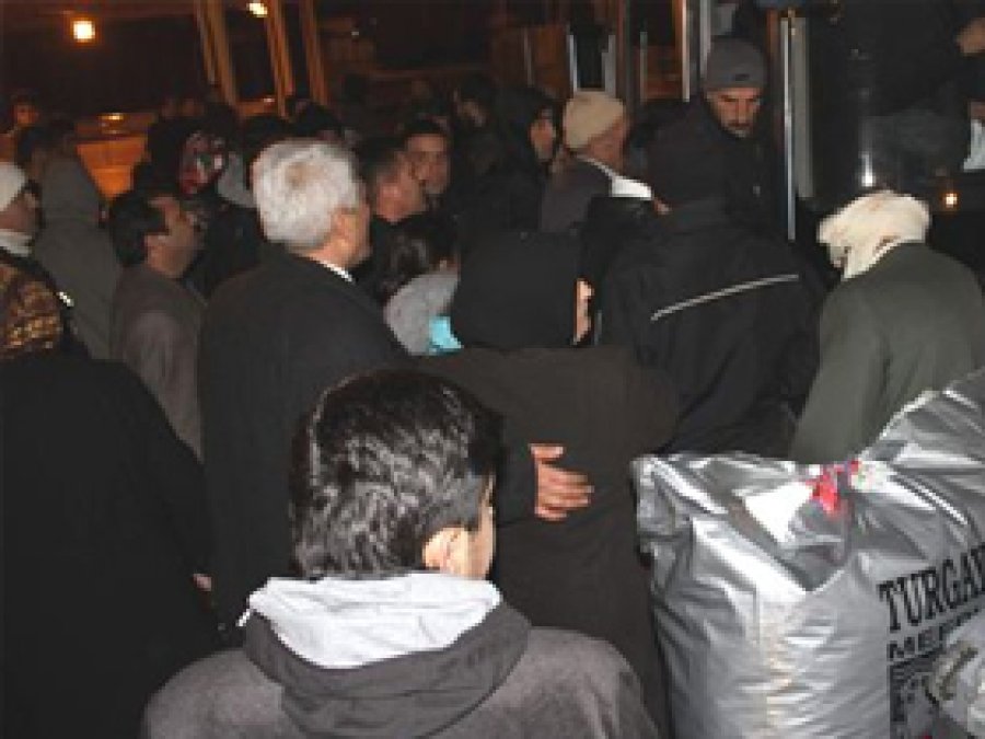 Van Yolcuları Diyarbakır'da İndirildi