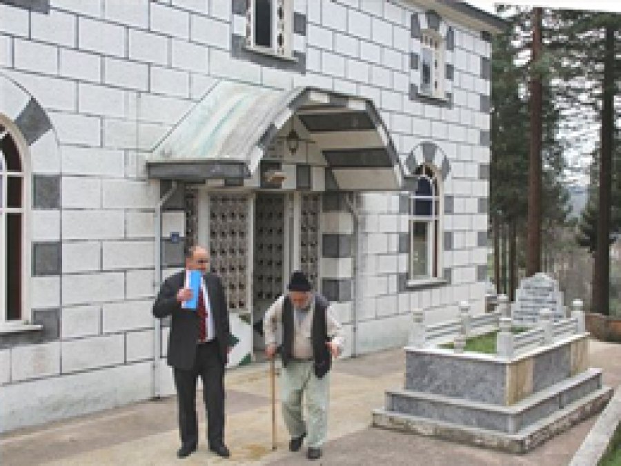 Caminin Kapısındaki Mezarın Hikayesi