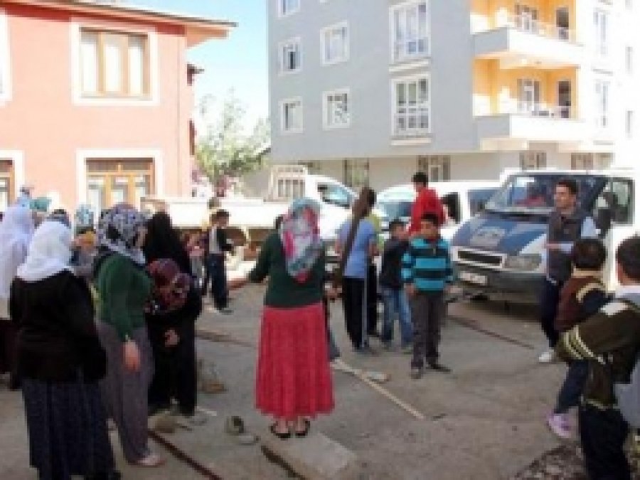 Susuz Kalan Mahalleli Yolu Kapattı!