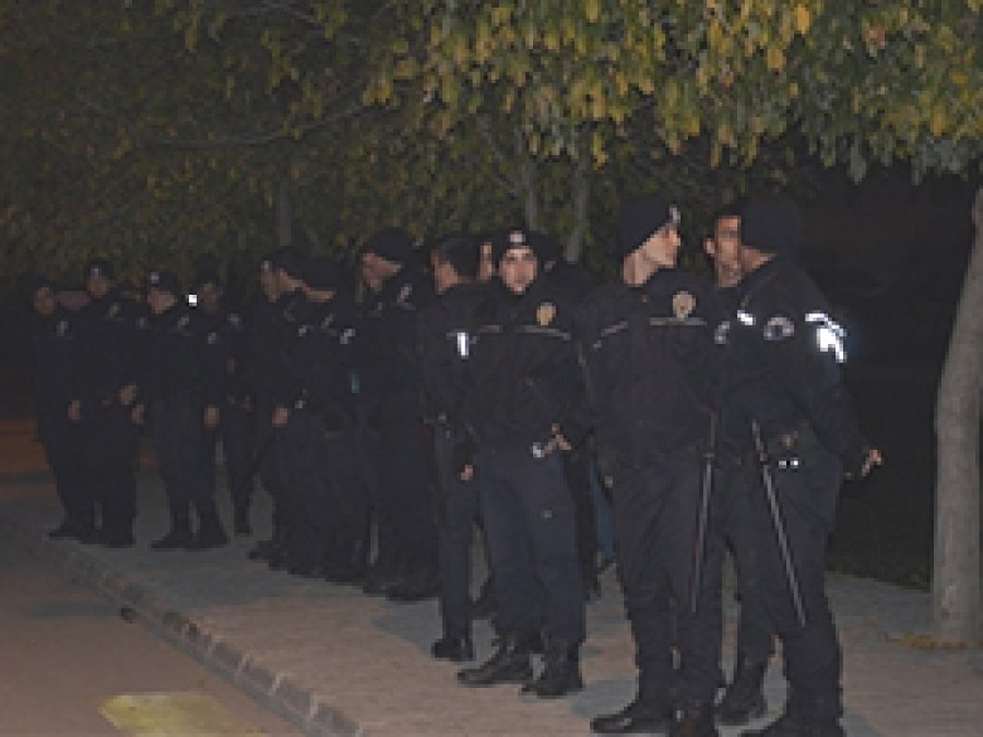 Karşıt Görüşlü Öğrenciler Birbirine Girdi: 30 Gözaltı