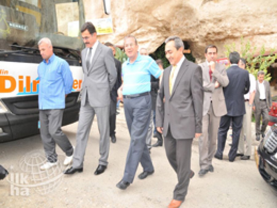 Hasankeyf Esnafı Yol Kapattı