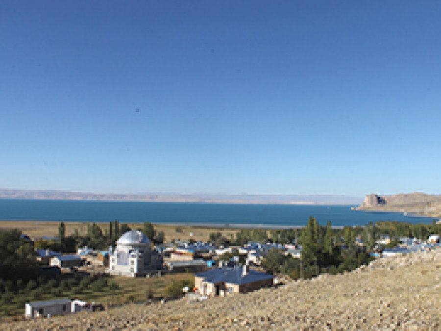 Gölün Kenarında Bir Bardak Suya Muhtaç Yaşıyorlar