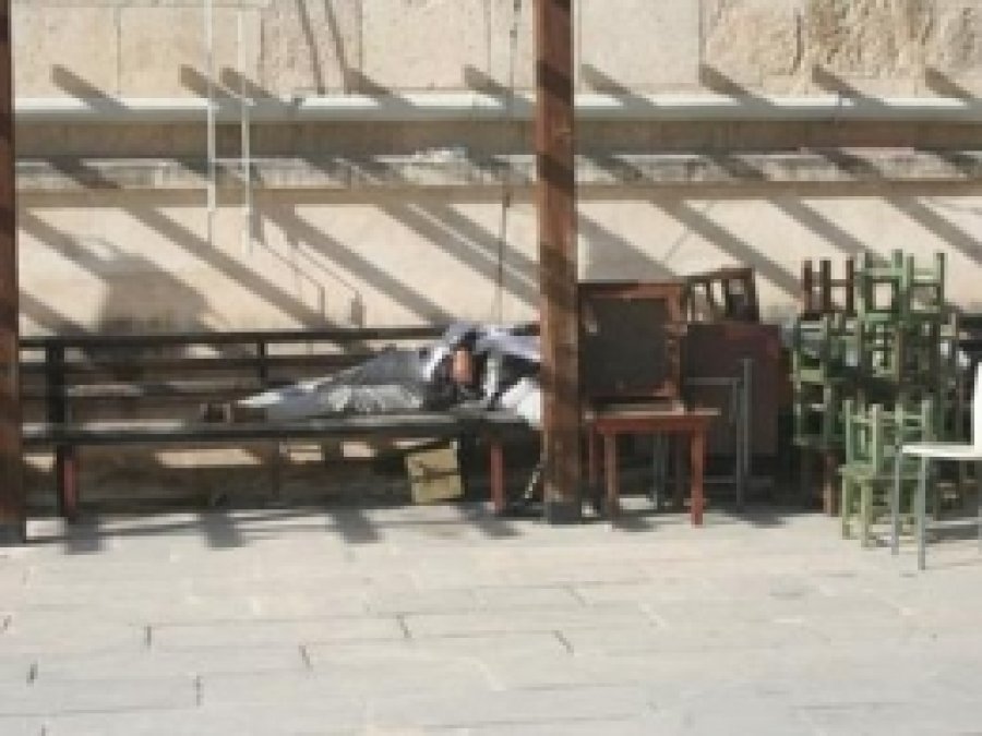 Alkol Bağımlısı Şahıs Cami Avlusunda Ölü Bulundu