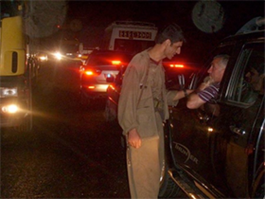 PKK'liler Yol Kesip Halkı Tehdit Ediyor