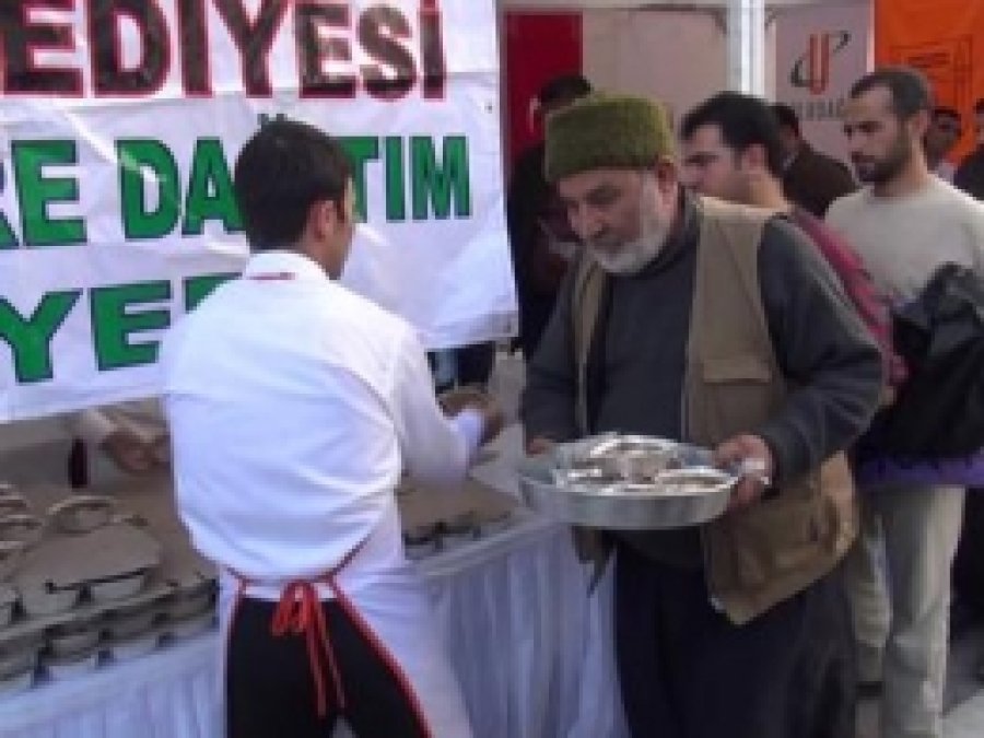 Şanlıurfa Belediyesi 5 Bin Kişilik Aşure Dağıttı 