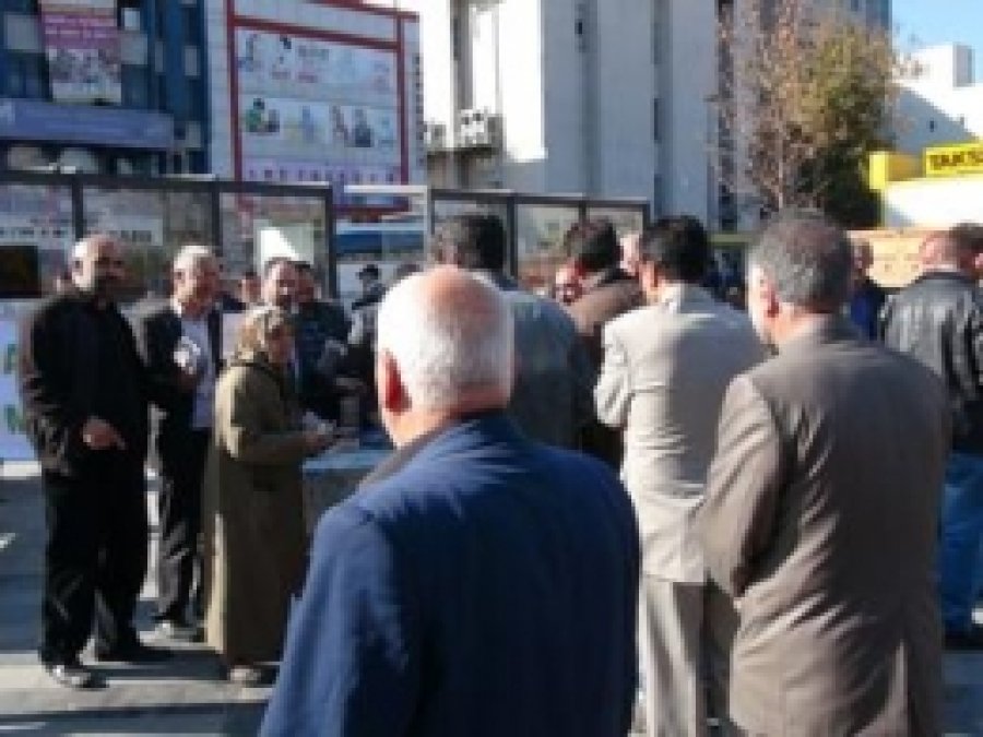 Antep'teki STK ve Bazı Partiler Aşure Dağıttı