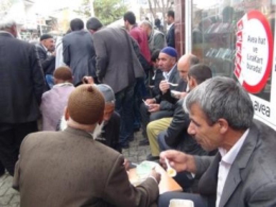 Genç-Der'den Aşure İkramı 