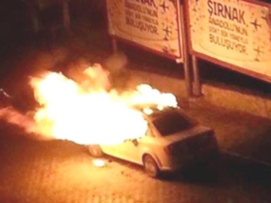 PKK'li Eylemciler Park Halindeki Aracı Yaktı 