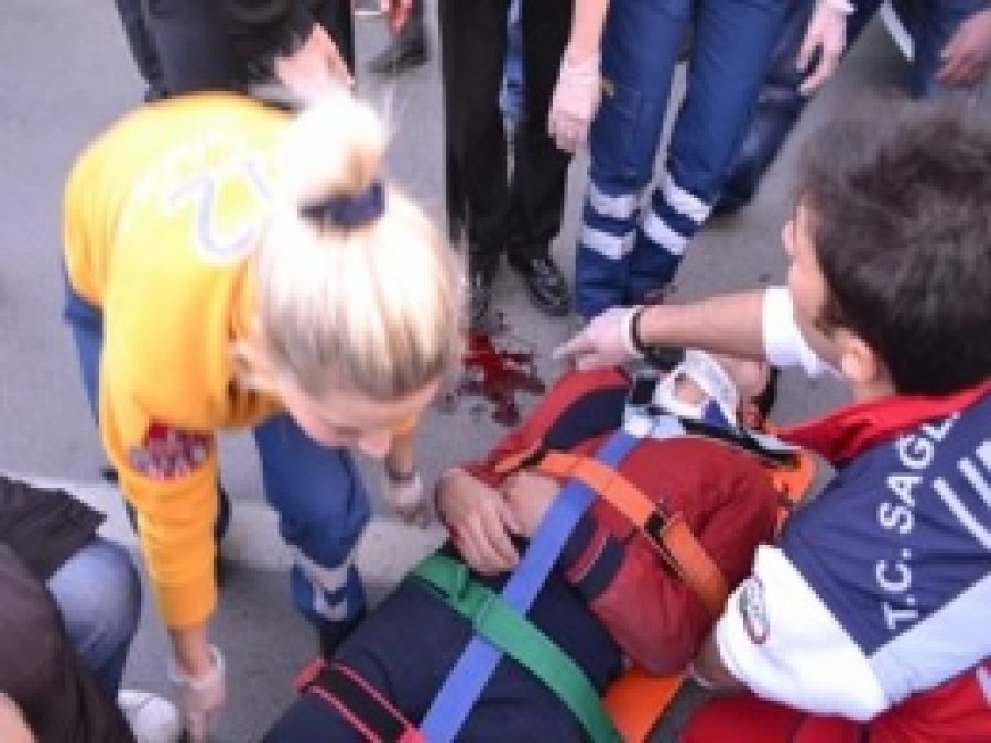 Hastane Önünde Kaza: 1 Yaralı