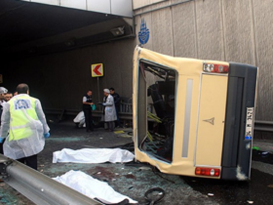 Güngören'de Minibüs Altgeçide Düştü