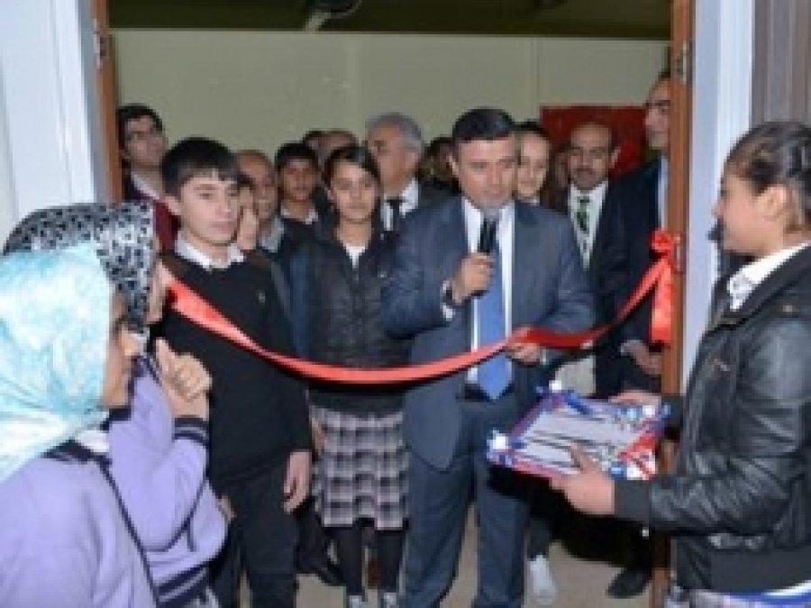 Batman'da Bir Okulun Konferans Salonu Hizmete Açıldı