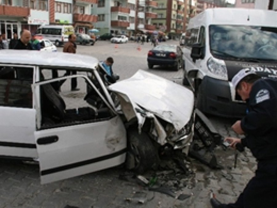 Yaralılar Bindikleri Ambulansın Camını Kırdı
