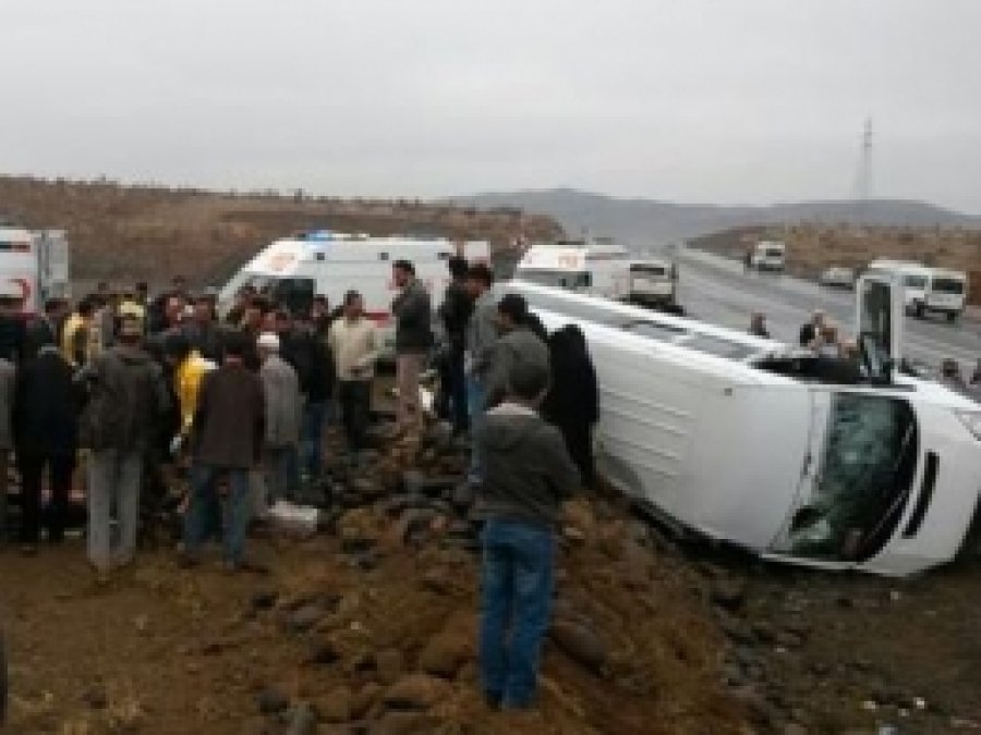 Yolcu Minibüsü Takla Attı: 14 Yaralı