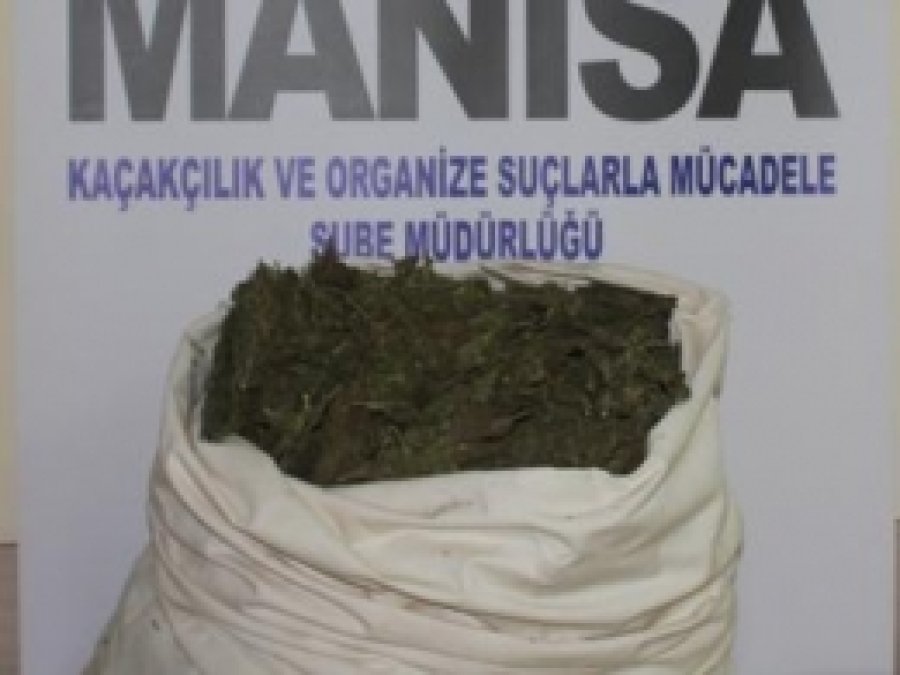Manisa'da Kaçak Sigara ve Esrar Ele Geçirildi 