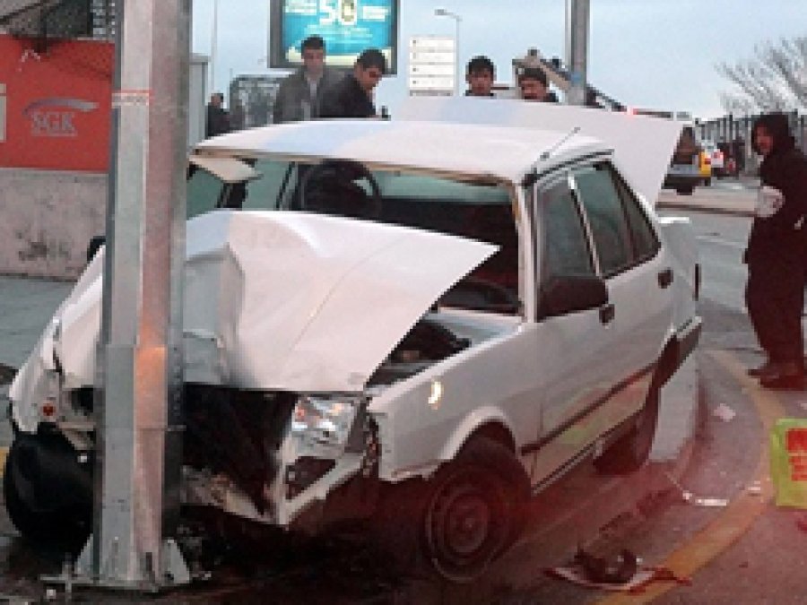 Otomobil Yol Kenarında Bekleyenlere Çarptı: 2 Ölü
