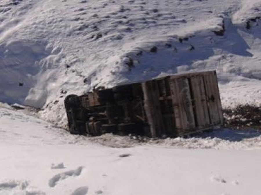 Virajı Alamayan Kamyonet Uçuruma Yuvarlandı