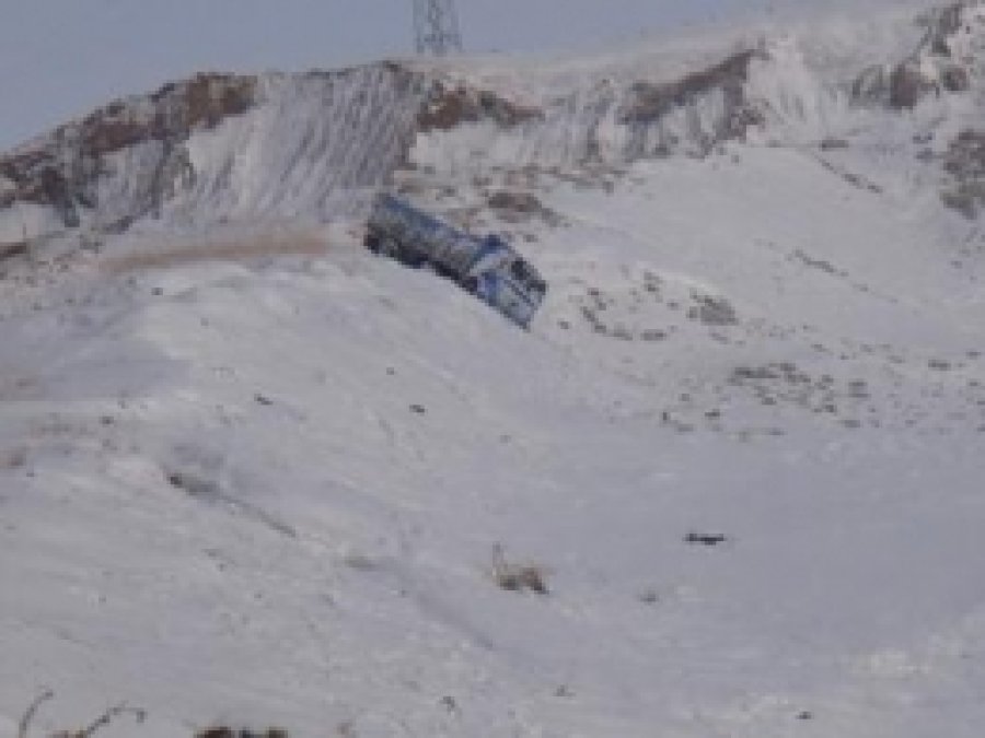 Karda Yolu Şaşıran Kamyon Uçuruma Uçtu 