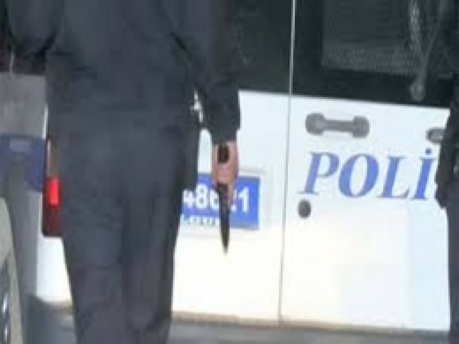 Havaya Ateş Açmak İsteyen Polis Kendini Vurdu 