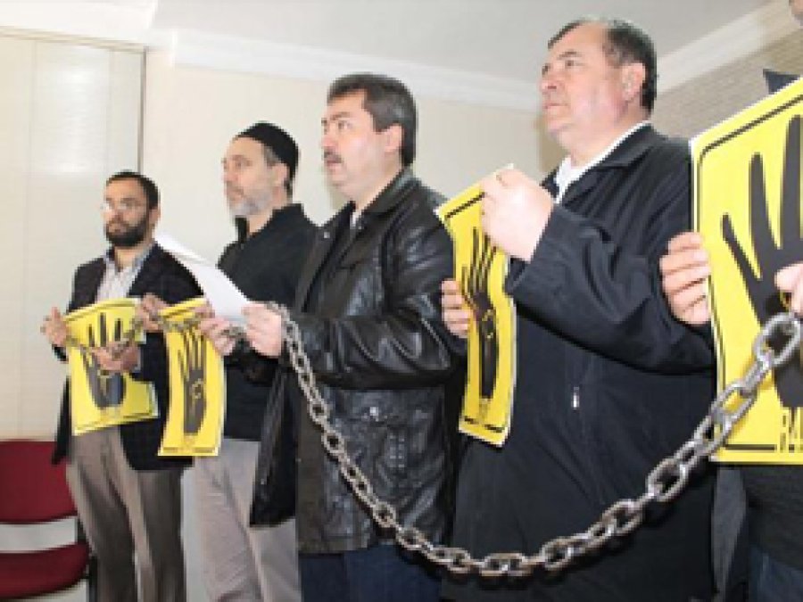 Kız Öğrencilere Cezaya Zincirli Tepki