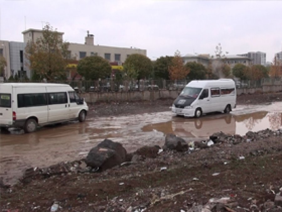 Diyarbakırlılar Çamurla Boğuşuyor