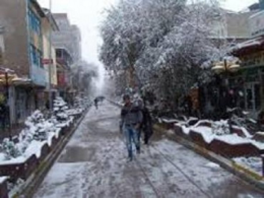 Doğubayazıt'a Mevsimin İlk Karı Yağdı 