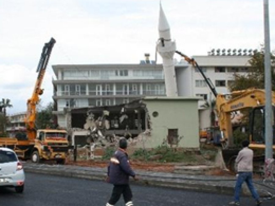 63 Yıllık Cami Bir Günde Yıkıldı 