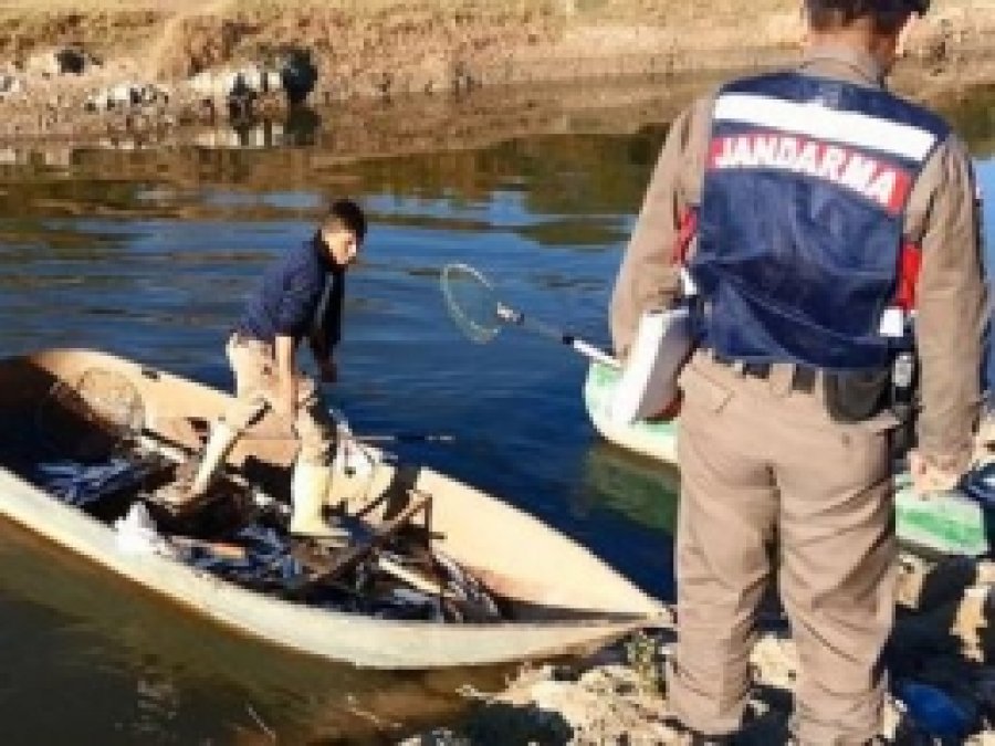 Tarsus'ta Elektrikle Balık Avlayan 7 Kişi Yakalandı