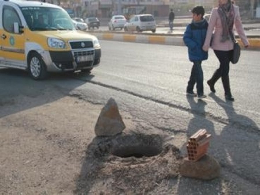 Kaldırımsız Caddedeki Açık Rögar Tehlike Saçıyor 