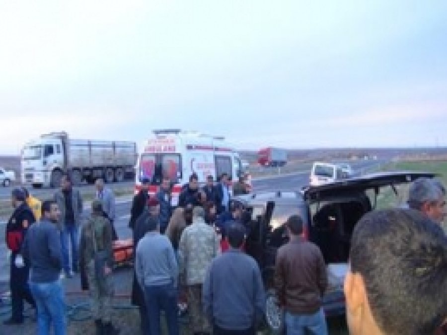 Çınar'da İki Araç Çarpıştı: 4 Yaralı