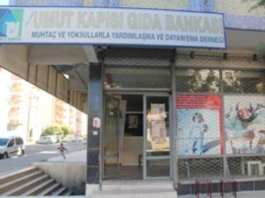 Diyarbakır Umut Kapısı Yüzlerce Aileye Yardım Etti