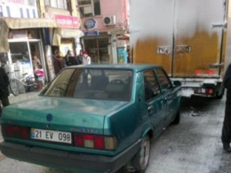 Kar Ergani'de Trafiği Felç Etti 