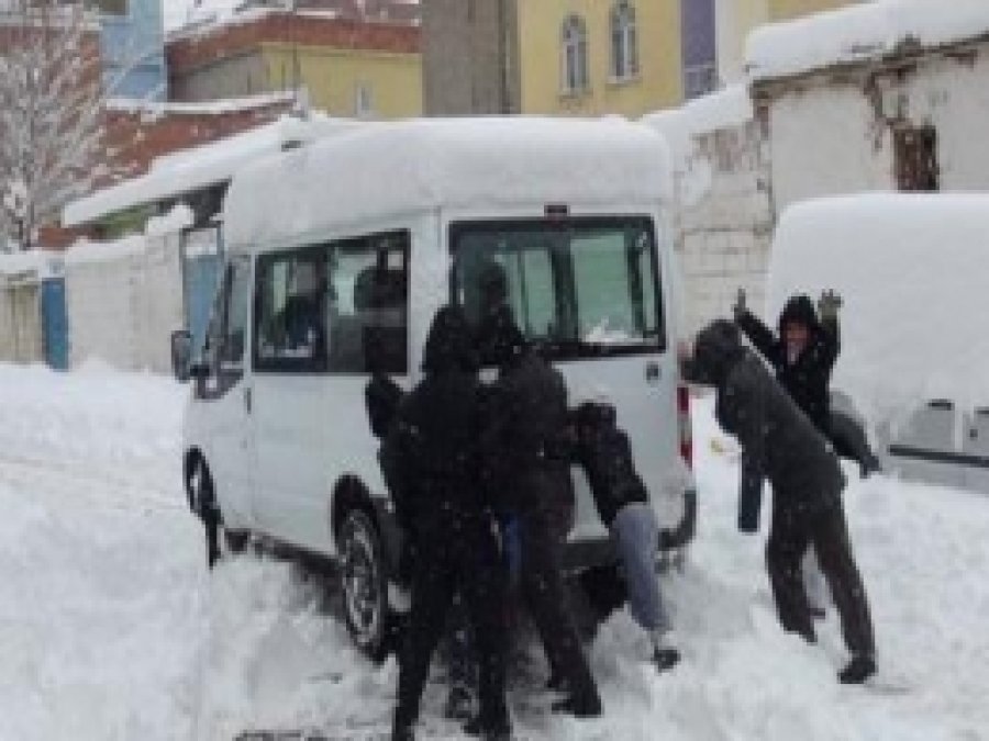 Çınar'da Kar Kalınlığı Yarım Metreyi Geçti