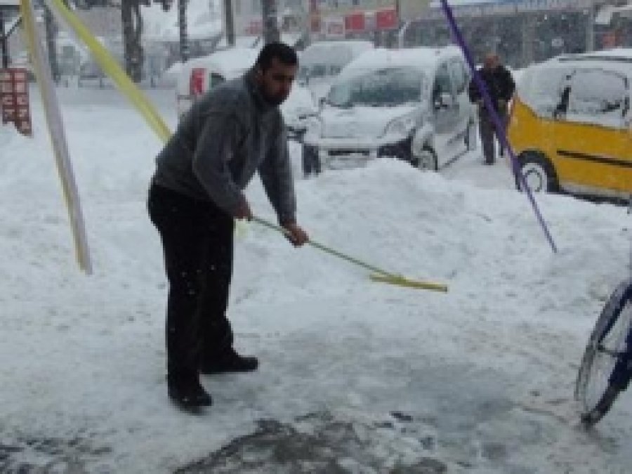 Tatvan'da Kar Yağışı Hayatı Felç Etti