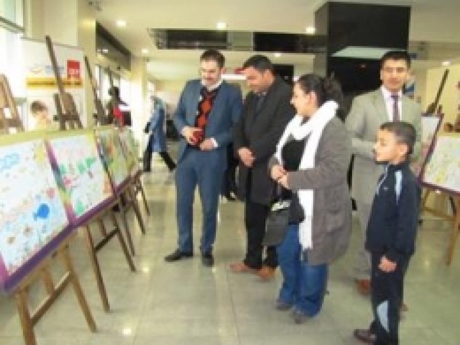 Veliler Yaptığı Resimleri Sergiledi  