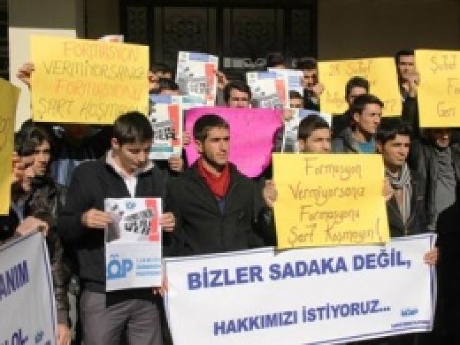 İlahiyat Öğrencileri Formasyon Haklarını İstedi 