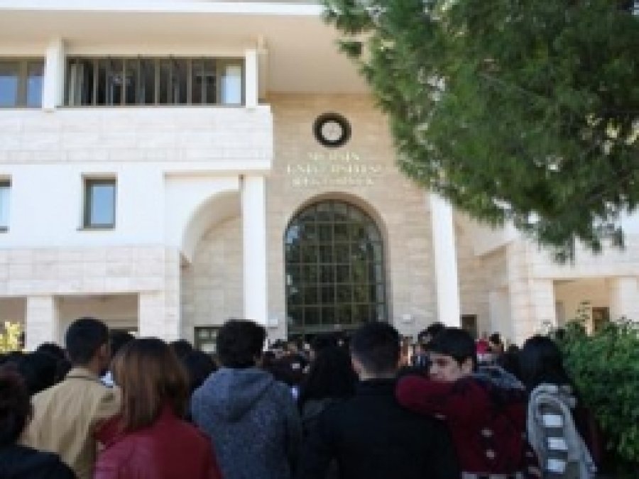 Öğrenciler Rektörlük Binasını İşgal Etti 