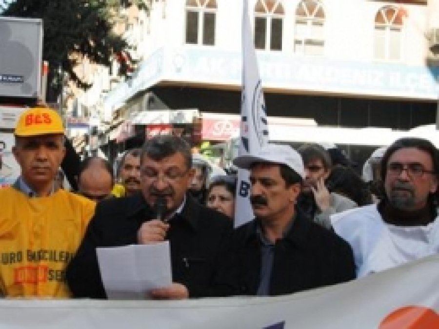 Mersin'de KESK Üyeleri İş Bıraktı  