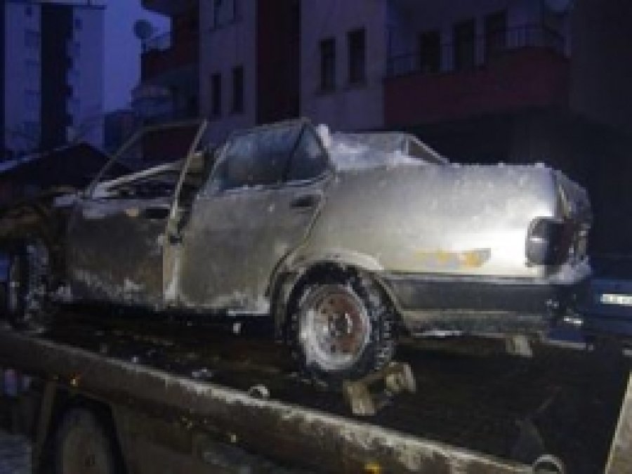 Çatılardan Düşen Karlar Araçlara Ciddi Zarar Verdi.