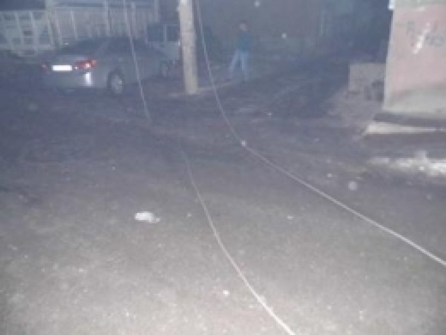Kopan Elektrik Kabloları Tehlike Saçıyor