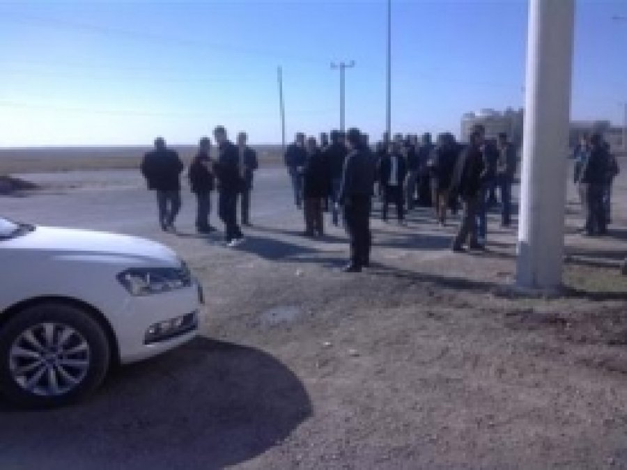 Köylülerden Karayoluna Kavşak Tepkisi
