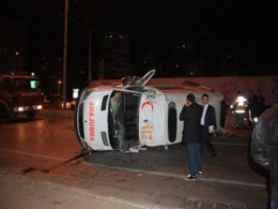 Yaralı Taşıyan Ambulans Kaza Yaptı: 6 Yaralı  
